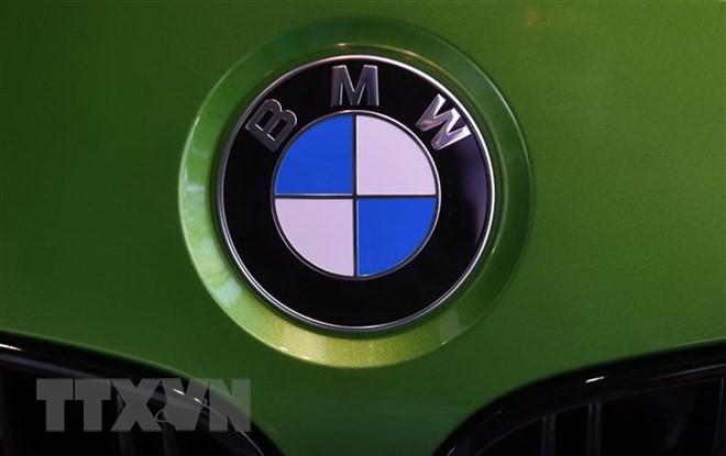 Logo của BMW trên một chiếc xe mới trưng bày tại trụ sở của hãng ở Munich, Đức. (Nguồn: AFP/TTXVN)