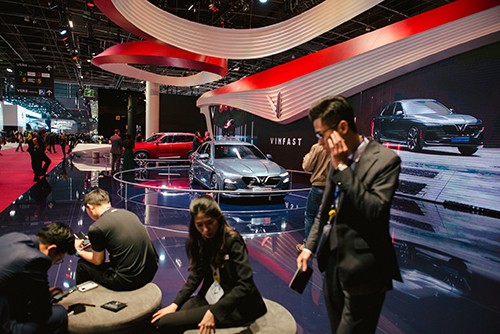 Gian trưng bày của hãng xe VinFast tại triển lãm Paris 2018 hồi tháng 10. Ảnh: Nytimes.