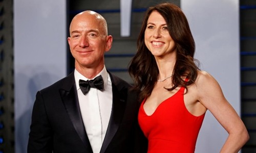 Vợ chồng Jeff và MacKenzie Bezos. Ảnh:Reuters