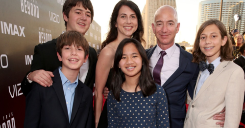 Ông chủ Amazon - Jeff Bezos cùng vợ và các con. Ảnh:AFP