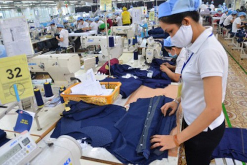 Sản xuất áo sơ mi tại một doanh nghiệp dệt may phía Bắc.