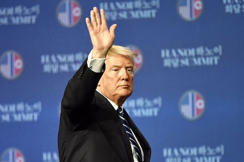 Tổng thống Mỹ - Donald Trump vẫy tay chào kết thúc họp báo sau hội nghị thượng đỉnh Mỹ - Triều tại Hà Nội ngày 28/2.Ảnh: Giang Huy