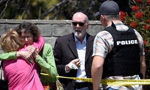 Cảnh sát phong tỏa bên ngoài giáo đường Chabad ở thành phố Poway, bang California, Mỹ. Ảnh:AP.