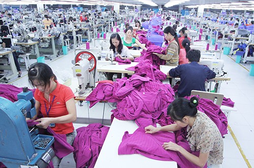 Nhiều lao động nữ ngành dệt may muốn nghỉ hưu sớm. Ảnh: Ngọc Thành.