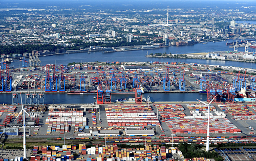 Một cảng bốc dỡ hàng hóa tại Hamburg (Đức). Ảnh:Reuters