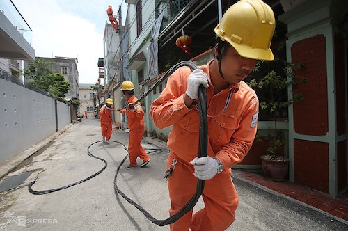 Công nhân điện lực Hà Nội kéo dây sửa chữa lưới điện.Ảnh: Ngọc Thành