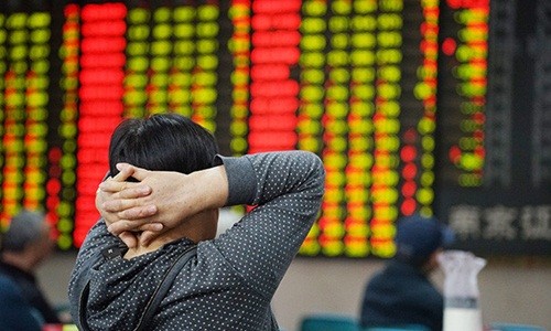 Nhà đầu tư theo dõi bảng giá tại sàn giao dịch chứng khoán ở Nam Kinh, Trung Quốc, ngày 20/5. Ảnh:VCG.