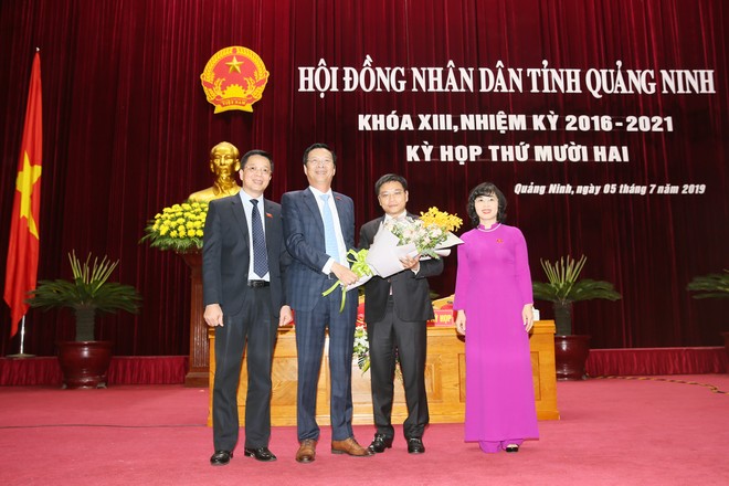 Lãnh đạo tỉnh Quảng Ninh chúc mừng đồng chí Nguyễn Văn Thắng.