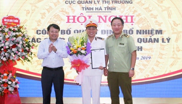 Trao quyết định bổ nhiệm Cục trưởng Chi cục QLTT Hà Tĩnh cho ông Nguyễn Cự Dũng