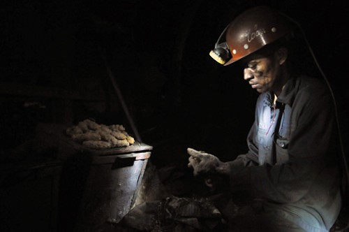 Công nhân làm việc trong hầm lò ở Quảng Ninh. Ảnh:Hoàng Hà