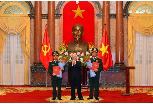Tổng Bí thư, Chủ tịch nước Nguyễn Phú Trọng chúc mừng hai đồng chí được thăng quân hàm. Ảnh: Quân đội nhân dân