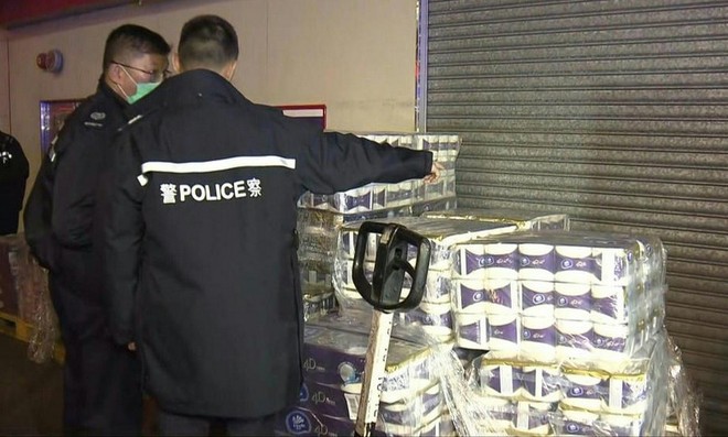 Cảnh sát khám nghiệm hiện trường cướp giấy vệ sinh sáng 17/2. Ảnh: IBTimes.