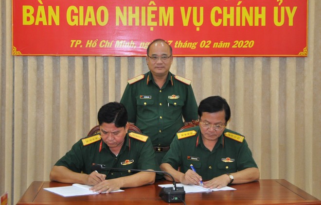 Thiếu tướng Du Trường Giang chứng kiến lễ ký biên bản bàn giao giữ Đại tá Biện Văn Chèo và Đại tá Huỳnh Chí Bình.