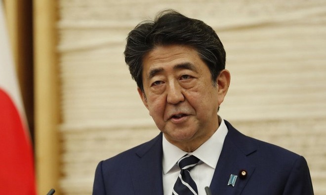 Thủ tướng Nhật trong cuộc họp báo ngày 25/5. Ảnh: AFP.