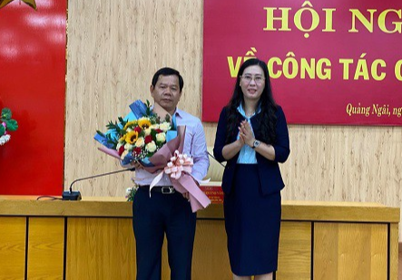 Bí thư tỉnh uỷ, Chủ tịch HĐND tỉnh Quảng Ngãi tặng hoa chúc mừng đồng chí Đặng Văn Minh.