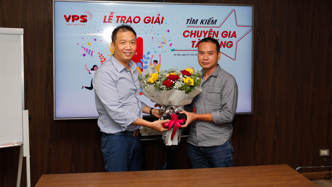 Nhà đầu tư Nguyễn Xuân Hòa (bên phải) nhận giải Nhất “Tìm kiếm chuyên gia tài năng” do VPS tổ chức