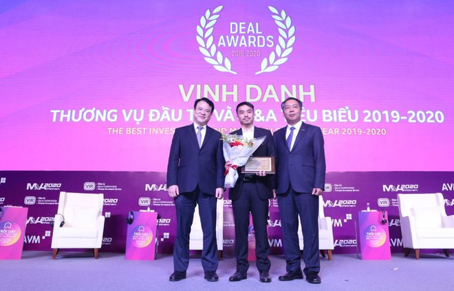 Tổng Giám Đốc Masan Group Danny Le (giữa) nhận chứng nhận Doanh nghiệp có thương vụ M&A tiêu biểu từ ông Trần Quốc Phương - Thứ trưởng Bộ Kế hoạch và Đầu tư và ông Lê Trọng Minh - Tổng Biên Tập Báo Đầu Tư