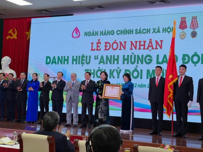 Phó Chủ tịch nước Đặng Thị Ngọc Thịnh trao Danh hiệu Anh hùng lao động thời kỳ đổi mới cho Ngân hàng Chính sách xã hội 