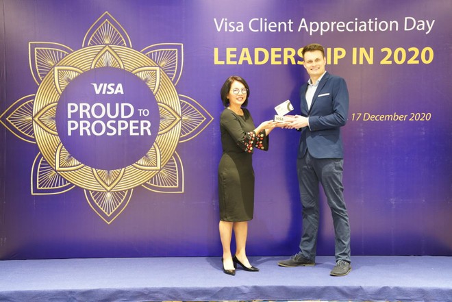 Ông Filip Dosedel – Trưởng phòng Sản phẩm thẻ và Tín dụng quay vòng đại diện Home Credit nhận giải thưởng từ đại diện Tổ chức thẻ Quốc tế Visa.