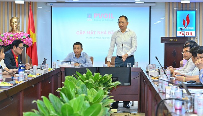 Ông Cao Hoài Dương, Chủ tịch HĐQT (phải) và ông Đoàn Văn Nhuộm, Tổng Giám đốc PVOIL (trái) chủ trì buổi gặp mặt