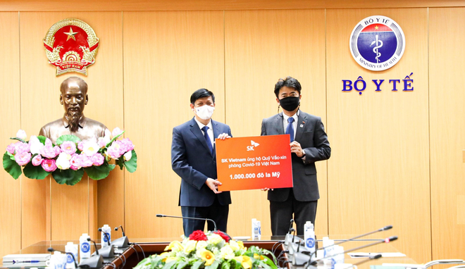 Trưởng đại diện SK Vietnam trao khoản tài trợ 1 triệu USD cho Bộ trưởng Bộ Y tế