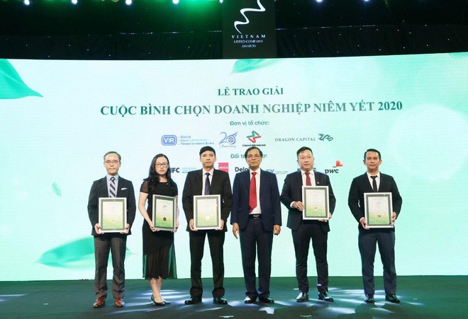 Ông Đặng Thanh Sơn (thứ 3 từ trái sang), Phó giám đốc đại diện TCL nhận giải Top 5 Quản trị công ty nhóm vốn hóa nhỏ Cuộc bình chọn Doanh nghiệp niêm yết 2020
