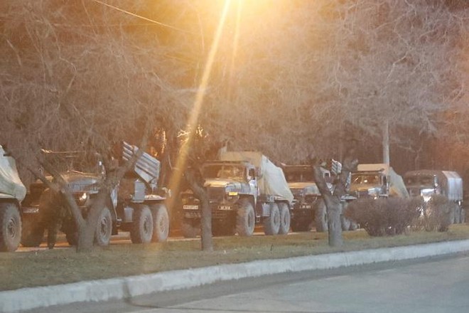 Phương tiện quân sự trên phố ở ngoại ô Donetsk hôm 23/2. Ảnh: Reuters.