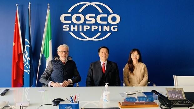 Tham tán Thương mại Việt Nam tại Italy làm việc với hãng tàu COSCO tại cảng Genoa.