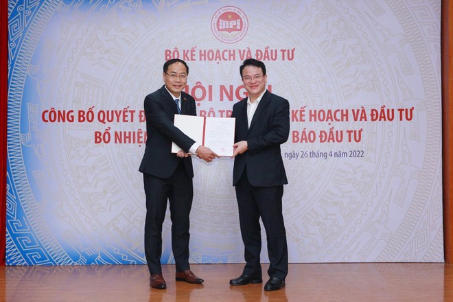 Thứ trưởng Bộ Kế hoạch và Đầu tư Trần Quốc Phương (phải) trao Quyết định bổ nhiệm và chúc mừng Ủy viên Ban Biên tập Báo Đầu tư Đặng Tuấn Khánh (trái).