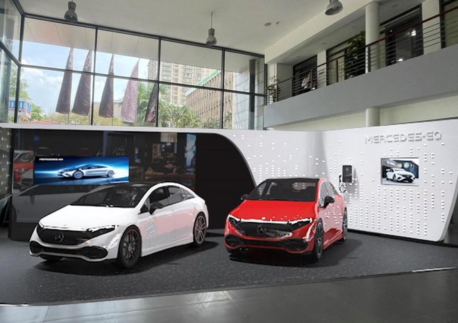 Khách hàng xe được lần đầu trải nghiệm xe ô tô điện Mecerdes-Benz tại Haxaco 46 Láng Hạ, Hà Nội vào tháng 11/2022.