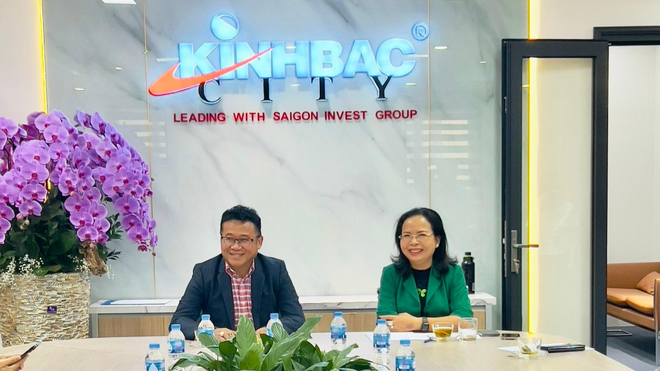 Ông Đặng Thành Tâm, Chủ tịch KBC và bà Nguyễn Thị Thu Hương, Tổng giám đốc KBC trao đổi với nhà đầu tư cuối tuần trước.