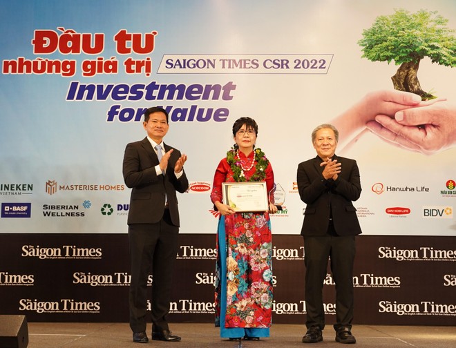 Bà Lưu Thị Thu Hằng – Giám đốc Cấp cao Thương hiệu và Marketing Dai-ichi Life Việt Nam nhận giải thưởng “Doanh nghiệp vì Cộng đồng - Saigon Times CSR 2022”