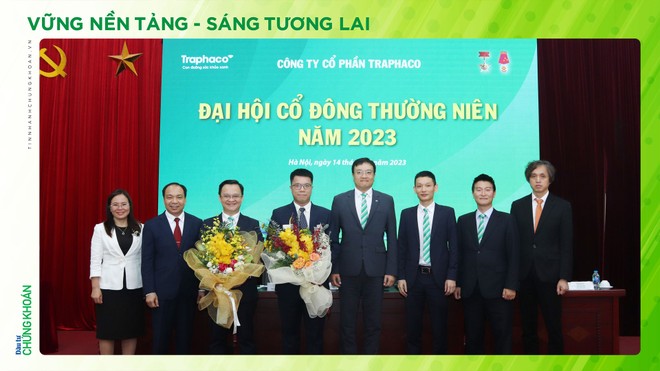 Hội đồng quản trị tặng hoa chia tay ông Nguyễn Anh Tuấn và chúc mừng ông Đinh Quang Hòa được bầu bổ sung vào Hội đồng quản trị nhiệm kỳ 2021-2025