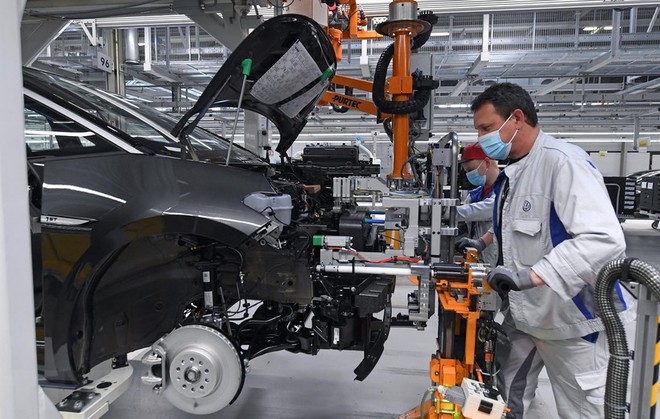 Công nhân làm việc tại một nhà máy của hãng ôtô Volkswagen. (Ảnh: AFP/TTXVN)