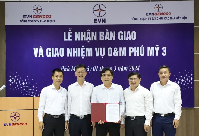 Ông Trương Văn Phương, Giám đốc Công ty EPS nhận Công văn giao nhiệm vụ O&M Nhà máy điện Phú Mỹ 3