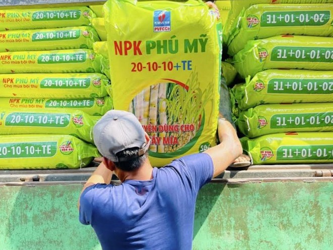 Những lô sản phẩm NPK Phú Mỹ 20-10-10+TE chuyên dùng cho cây mía đầu tiên được chuyển đến bà con trồng mía tại Khánh Hòa