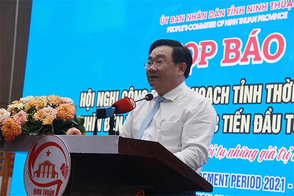 Ông Trịnh Minh Hoàng, Phó chủ tịch UBND tỉnh Ninh Thuận thông tin tịa buổi họp báo. Ảnh: Lê Quân