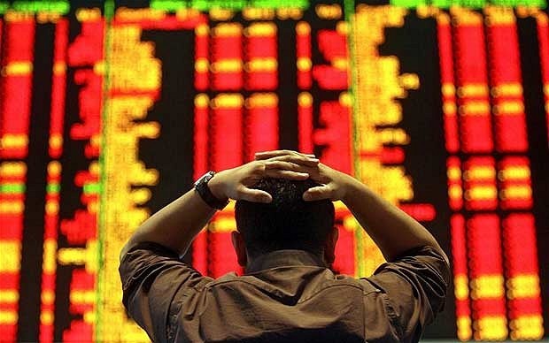 Thị trường chứng khoán Trung Quốc giảm gần 8% khi đóng cửa phiên đầu tuần. Ảnh: AFP