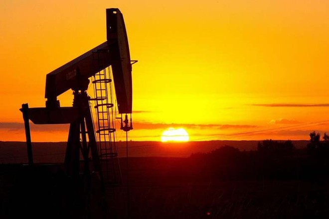Giá dầu thô lao dốc, gây sức ép lên chứng khoán
