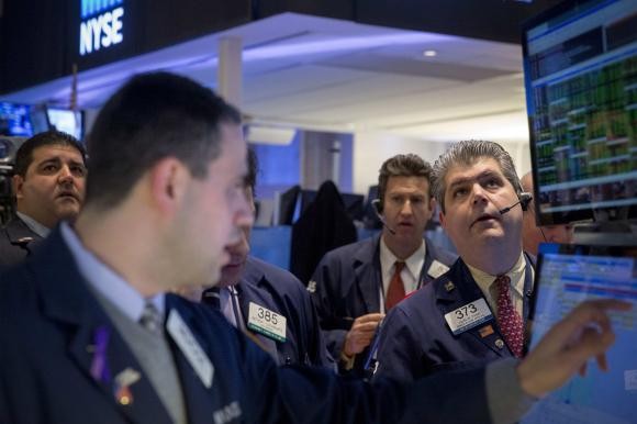 Sau giá dầu, đến lượt dữ liệu bán lẻ khiến giới đầu tư phố Wall buồn lòng - Ảnh: Reuters