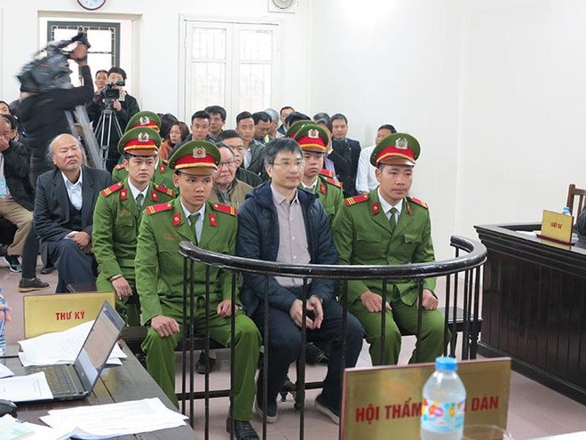 Bị cáo Giang Kim Đạt (ngồi giữ hàng đầu) tại Tòa 