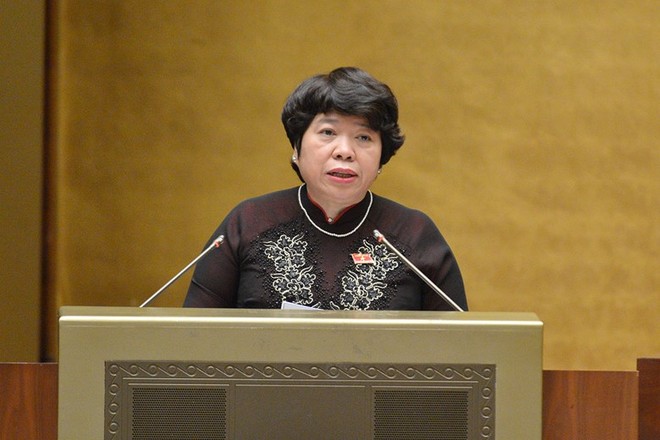 Bà Nguyễn Thúy Anh báo cáo trước Quốc hội.