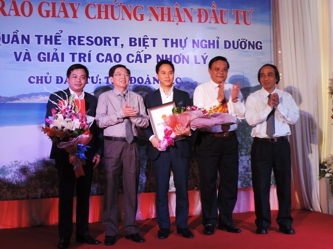 Lãnh đạo tỉnh Bình Định trao Giấy chứng nhận đầu tư và tặng hoa cho Tập đoàn FLC