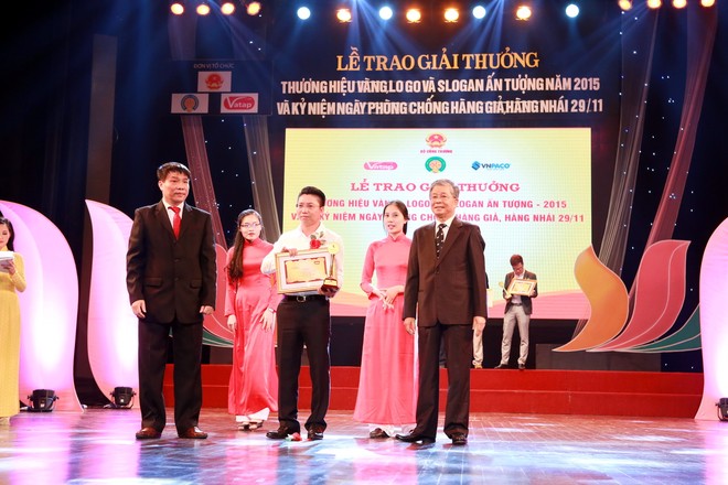 Ông Trần Văn Mạnh - Chủ tịch HĐQT kiêm Tổng giám đốc BID Việt Nam (giữa) nhận giải thưởng