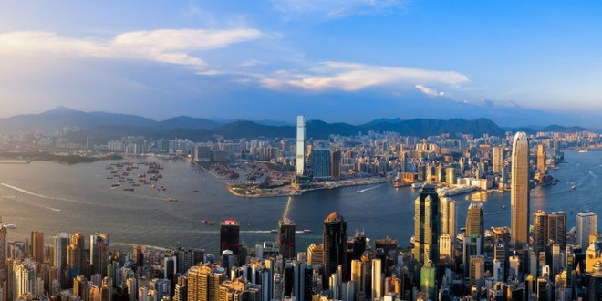 Vai trò Hồng Kông trong kinh tế Trung Quốc: Với tình hình kinh tế Trung Quốc ngày càng phát triển, vai trò của Hồng Kông trong kinh tế này là không thể phủ nhận. Hồng Kông đã chiếm một vị trí đắc địa cho các hoạt động vận chuyển hàng hóa và là trung tâm tài chính toàn cầu. Đây chính là lợi thế để Hồng Kông tiếp tục đóng góp vào sự phát triển kinh tế của Trung Quốc, đặc biệt là trong bối cảnh toàn cầu đang trải qua biến động.