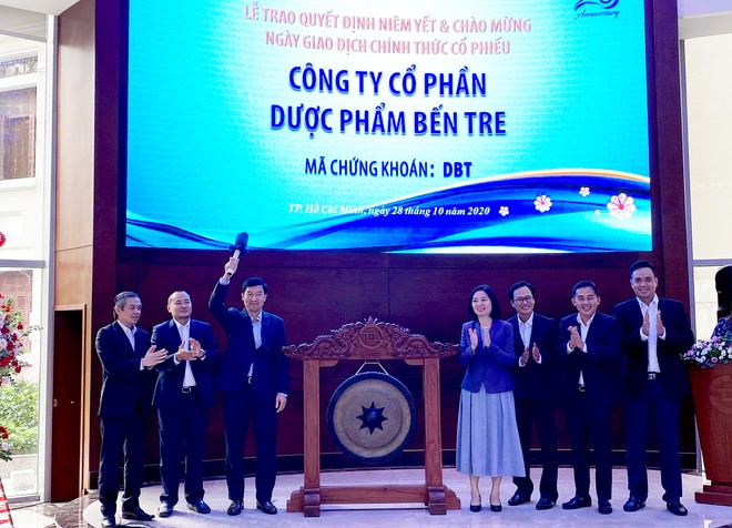 Ông Vũ Quang Đông, Phó chủ tịch HĐQT DBT đánh cồng khai trương phiên giao dịch mới tại HOSE