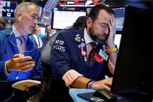 Nhà đầu tư rút vốn ồ ạt, chứng khoán Mỹ bị bán tháo
