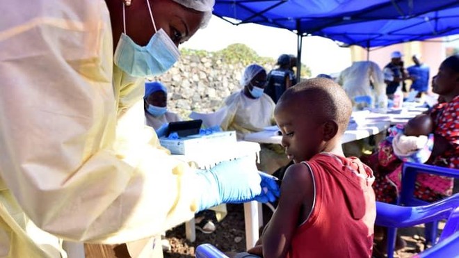 Một nhân viên y tế Congo tiêm vắc xin Ebola cho một đứa trẻ tại Trung tâm Y tế Himbi ở Goma, Cộng hòa Dân chủ Congo vào ngày 17/7/2019. Nguồn: Reuters