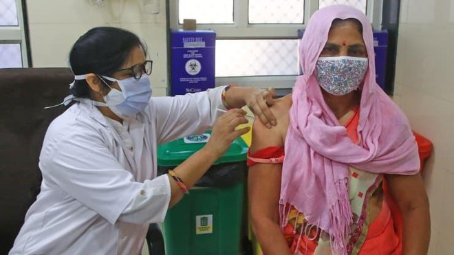 Một người dân đang tiêm một liều vắc xin Covid-19 tại Bệnh viện HB Kanwatia ở Jaipur, Rajasthan, Ấn Độ vào ngày 11/4/2021. Ảnh: Getty Images