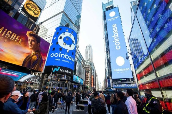 Sàn giao dịch tiền điện tử Coinbase được niêm yết vào tháng 3/2021 được định giá 72 tỷ USD. Ảnh: Bloomberg